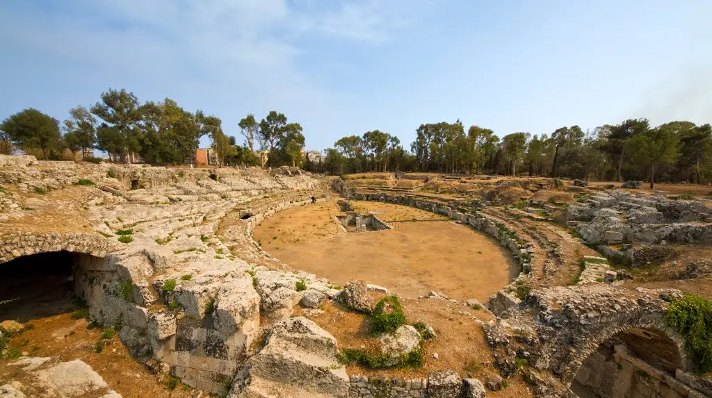 L’anfiteatro romano scavato nel tufo, con l’ellisse dell’arena e gli spalti in pietra