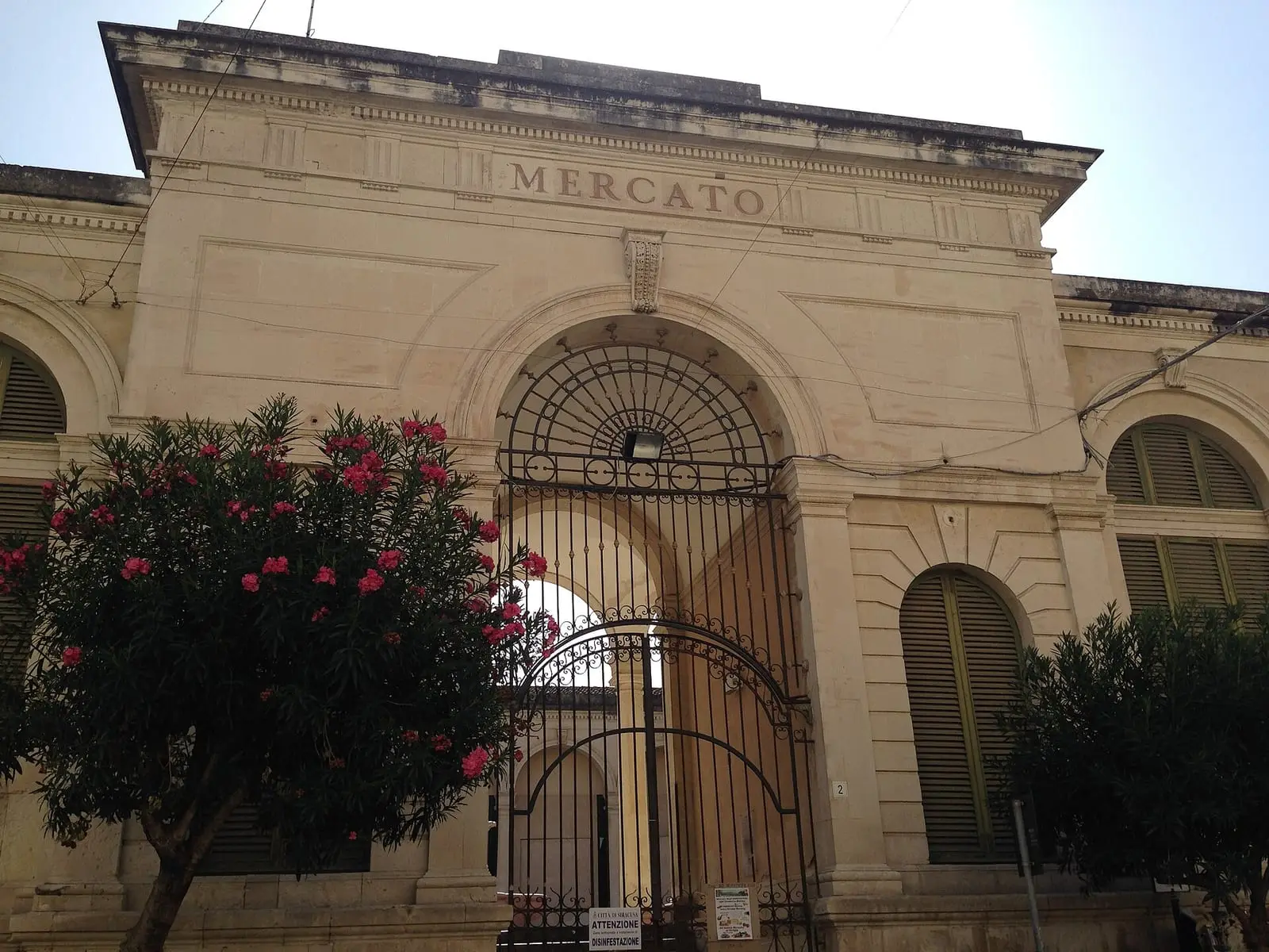 L’ingresso neoclassico dell’Antico Mercato, con la scritta MERCATO