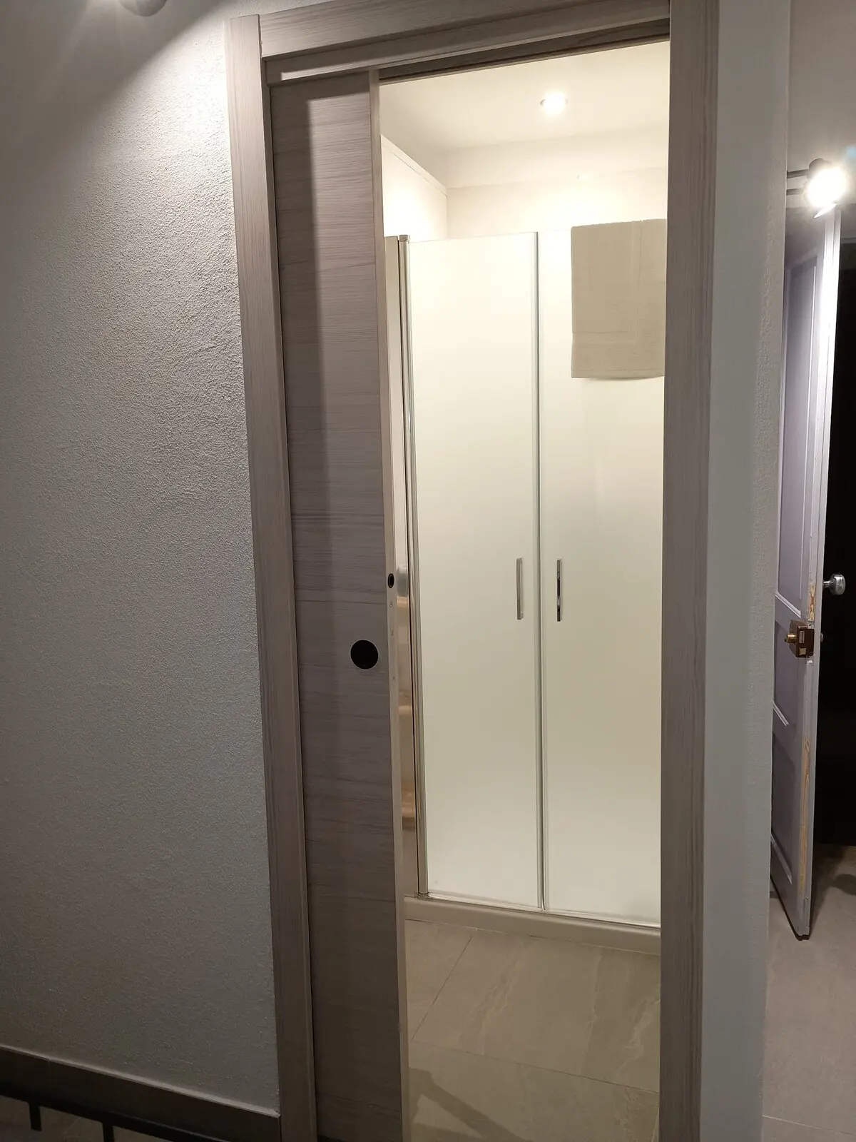 Porta d’ingresso indipendente che si affaccia sul bagno