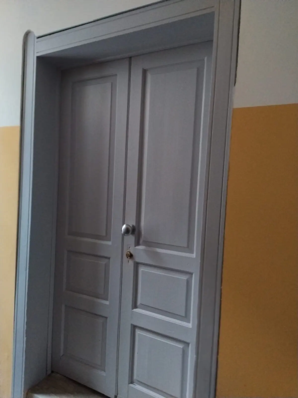 Porta d’ingresso dell’appartamento, in legno con pannelli