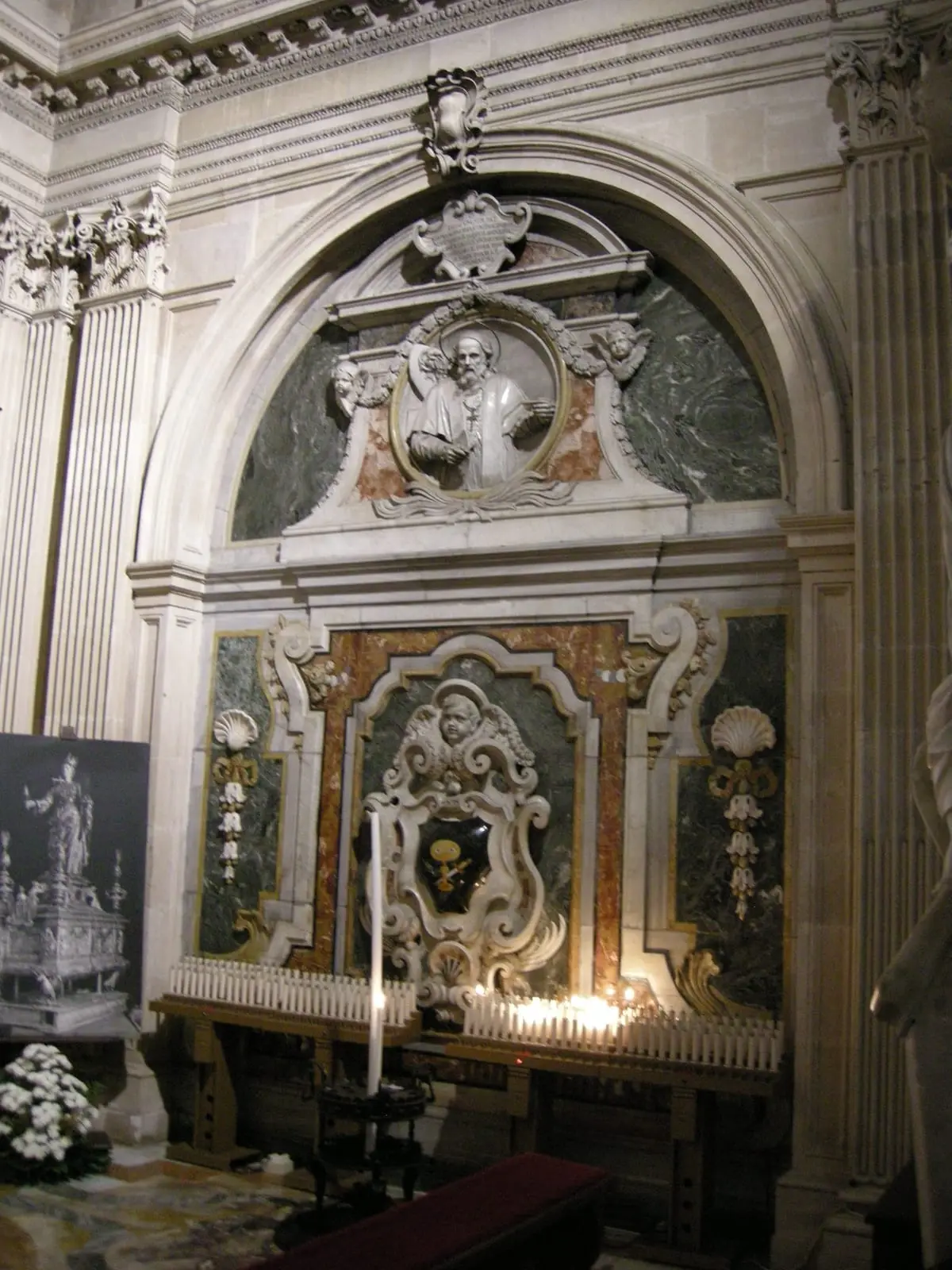 L’altare barocco della Cappella di Santa Lucia con la statua argentea