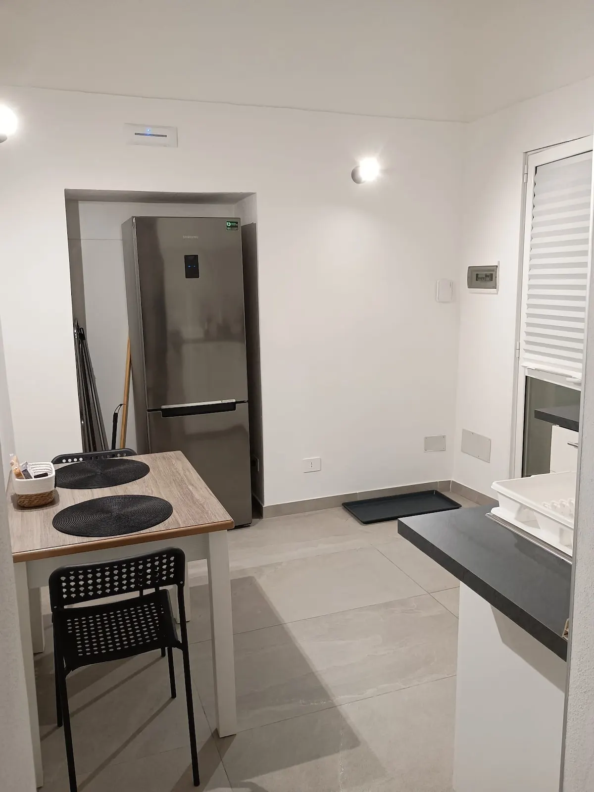 Il cucinotto della Casa, con la porta d’ingresso che si affaccia sulla strada