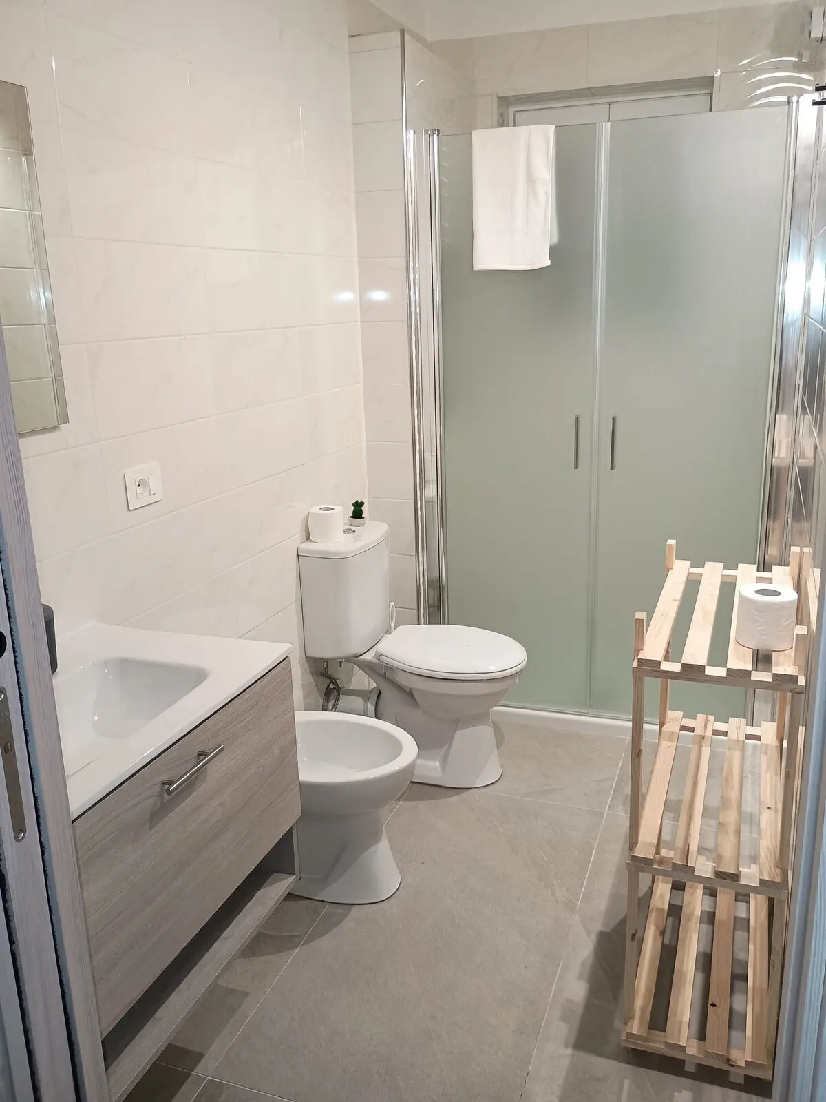 Bagno con lavabo, bidè, wc e doccia in vetro