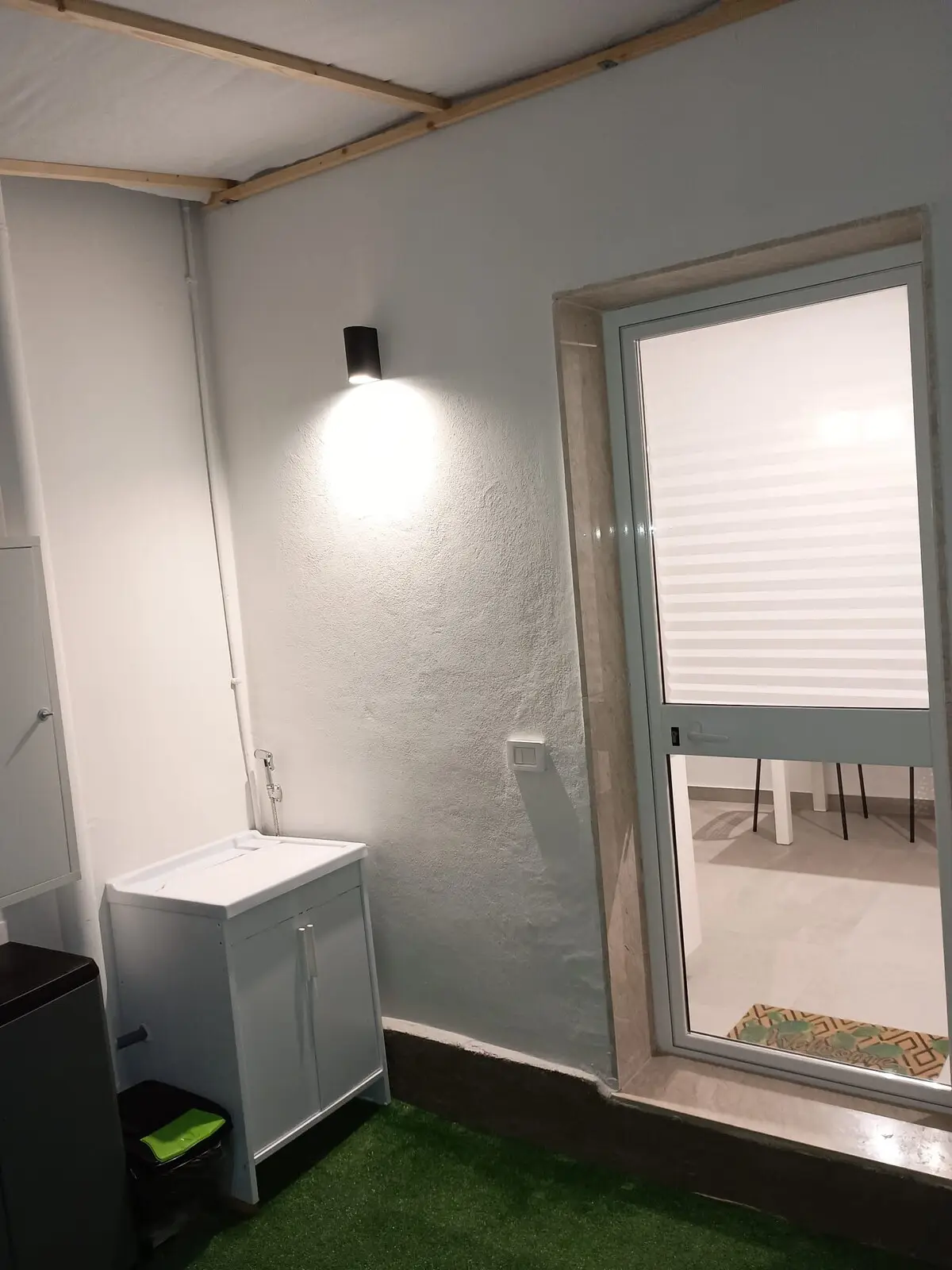 Angolo del cortile interno della Casa, con finestrella e luce a muro