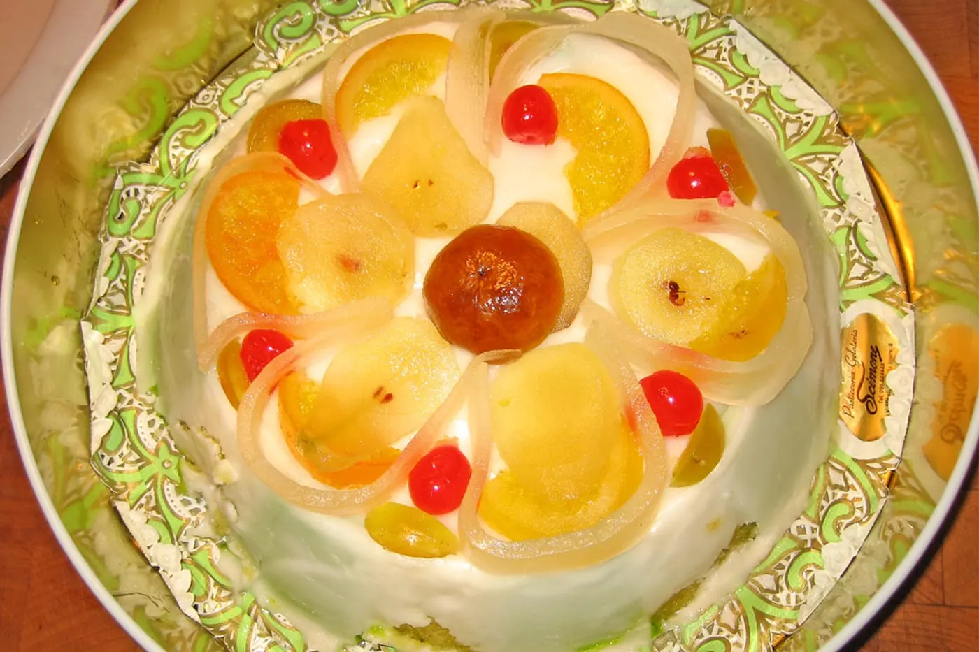 Cassata siciliana vista dall’alto, con frutta candita e pasta reale verde