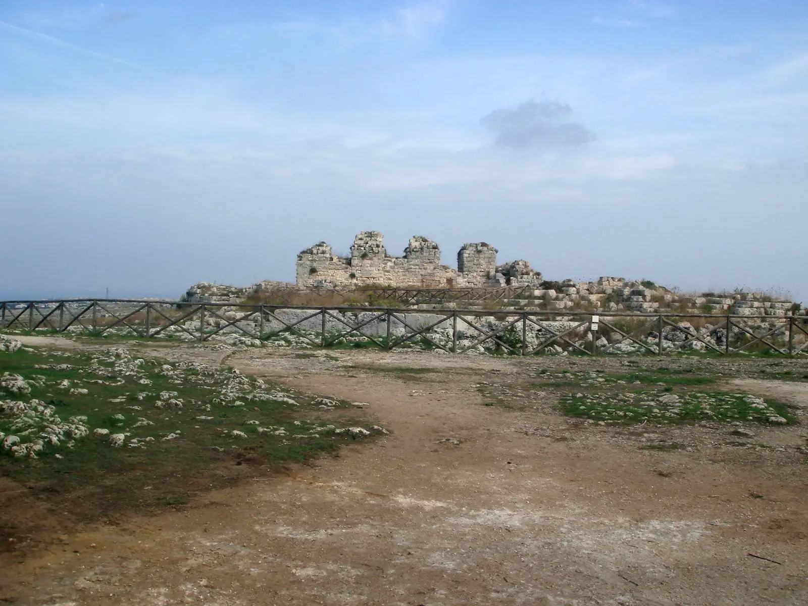 I resti del Castello Eurialo sulla collina, con il camminamento metallico