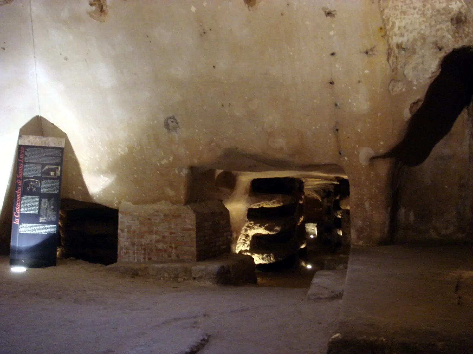 Un ambiente scavato nella roccia delle Catacombe di Vigna Cassia, con le nicchie