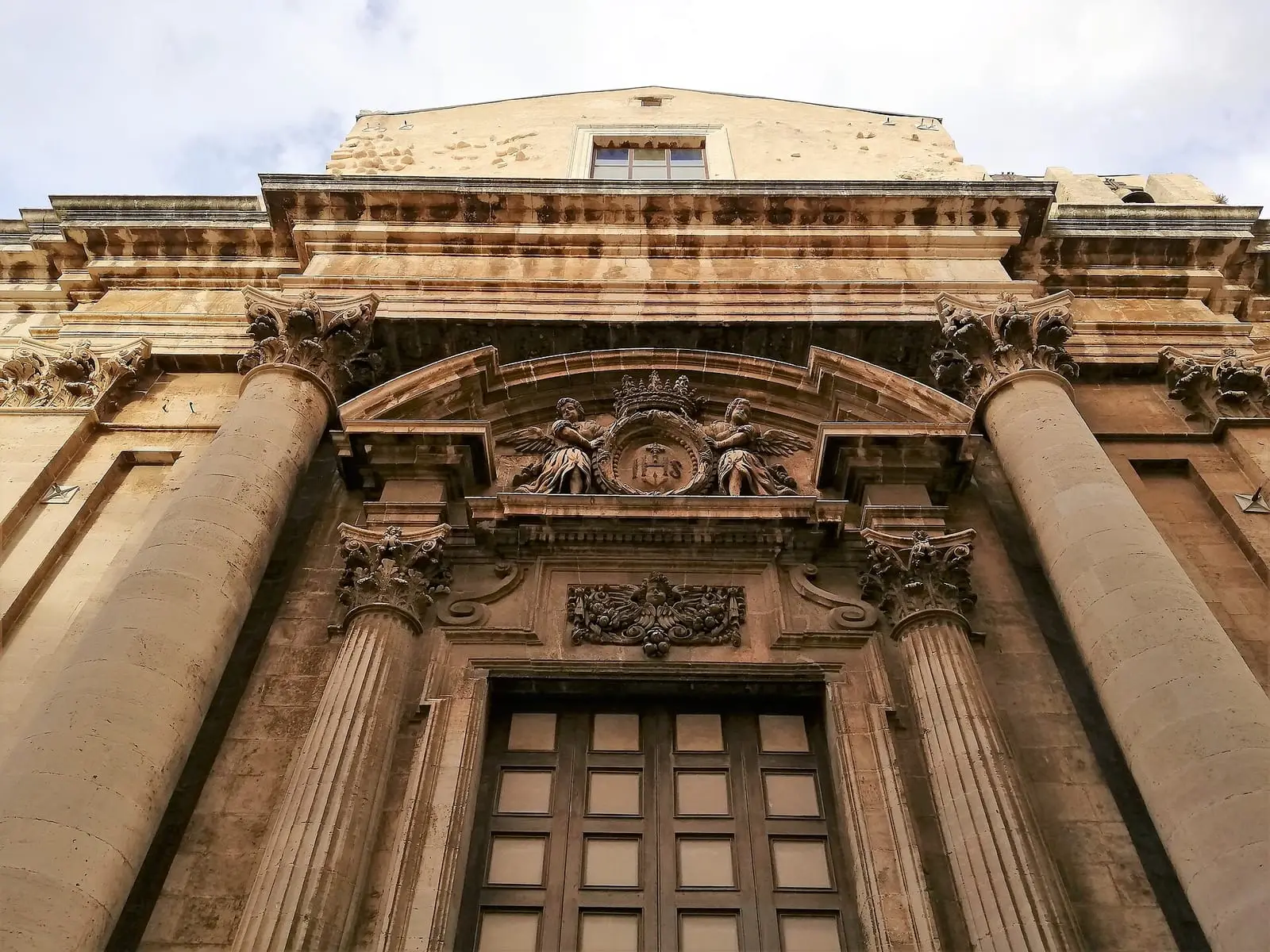 Il portale del Collegio del Gesù, sotto il grande stemma
