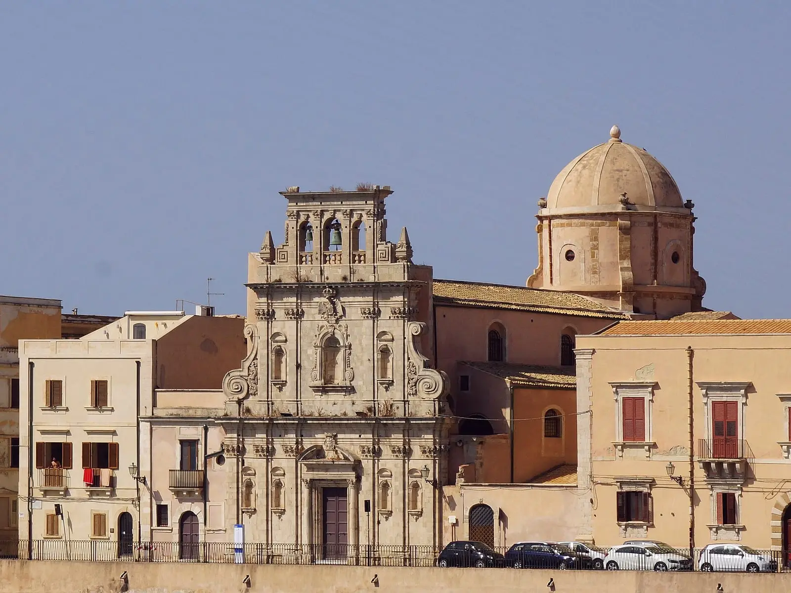 La facciata barocca della Chiesa dello Spirito Santo con la cupola