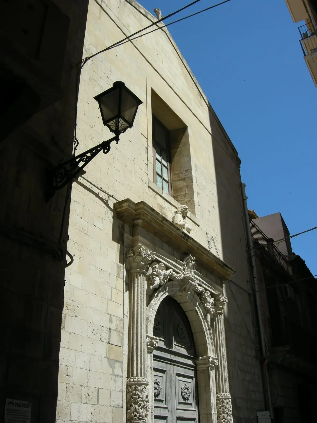 L’angolo della piccola chiesa di San Cristoforo, con la lanterna a muro