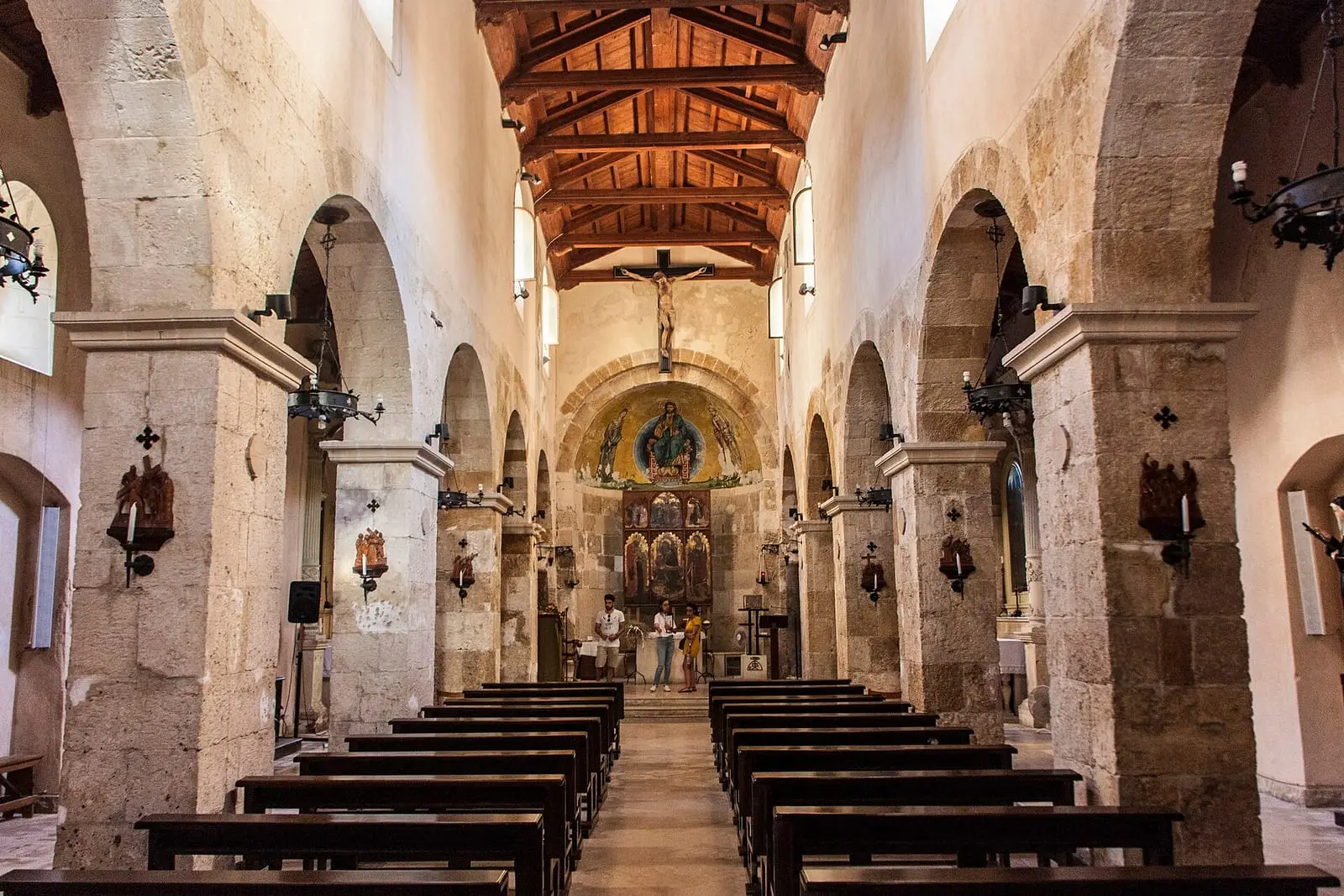 L’interno a navata unica di San Martino, con il soffitto a capriate e le sedie