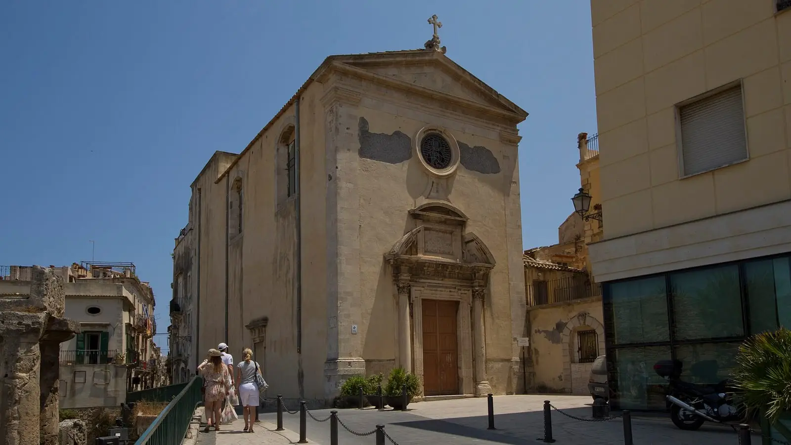 La facciata rinascimentale di San Paolo con l’oculus, vista dalla strada