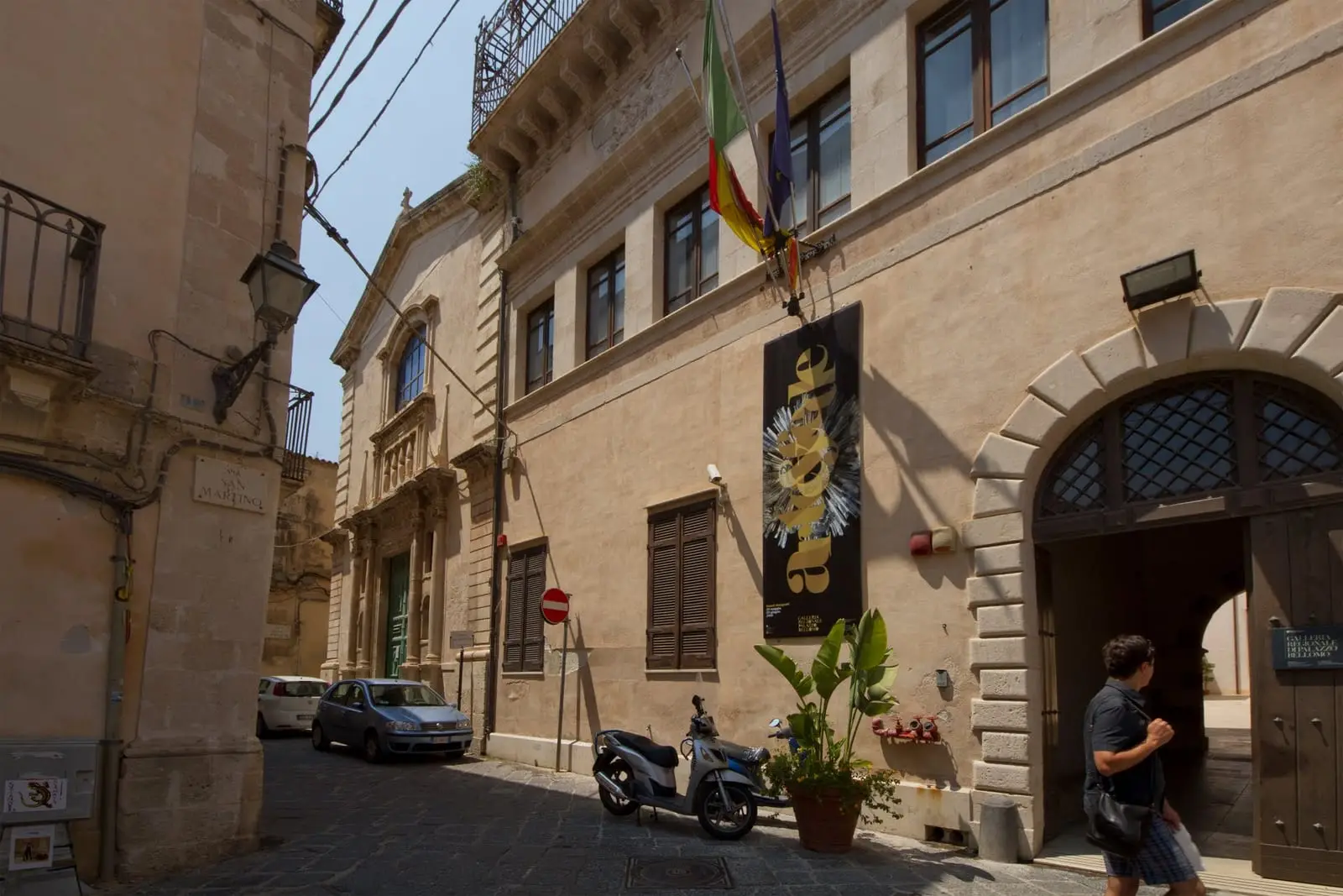 La facciata di Palazzo Bellomo con le bandiere e lo stendardo della Regione