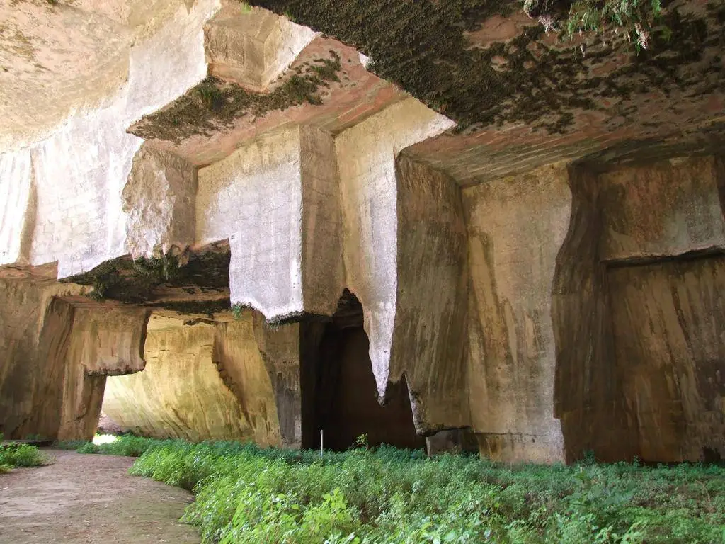 La volta della Grotta dei Cordari, con le stalattiti e il verde che cresce sul fondo