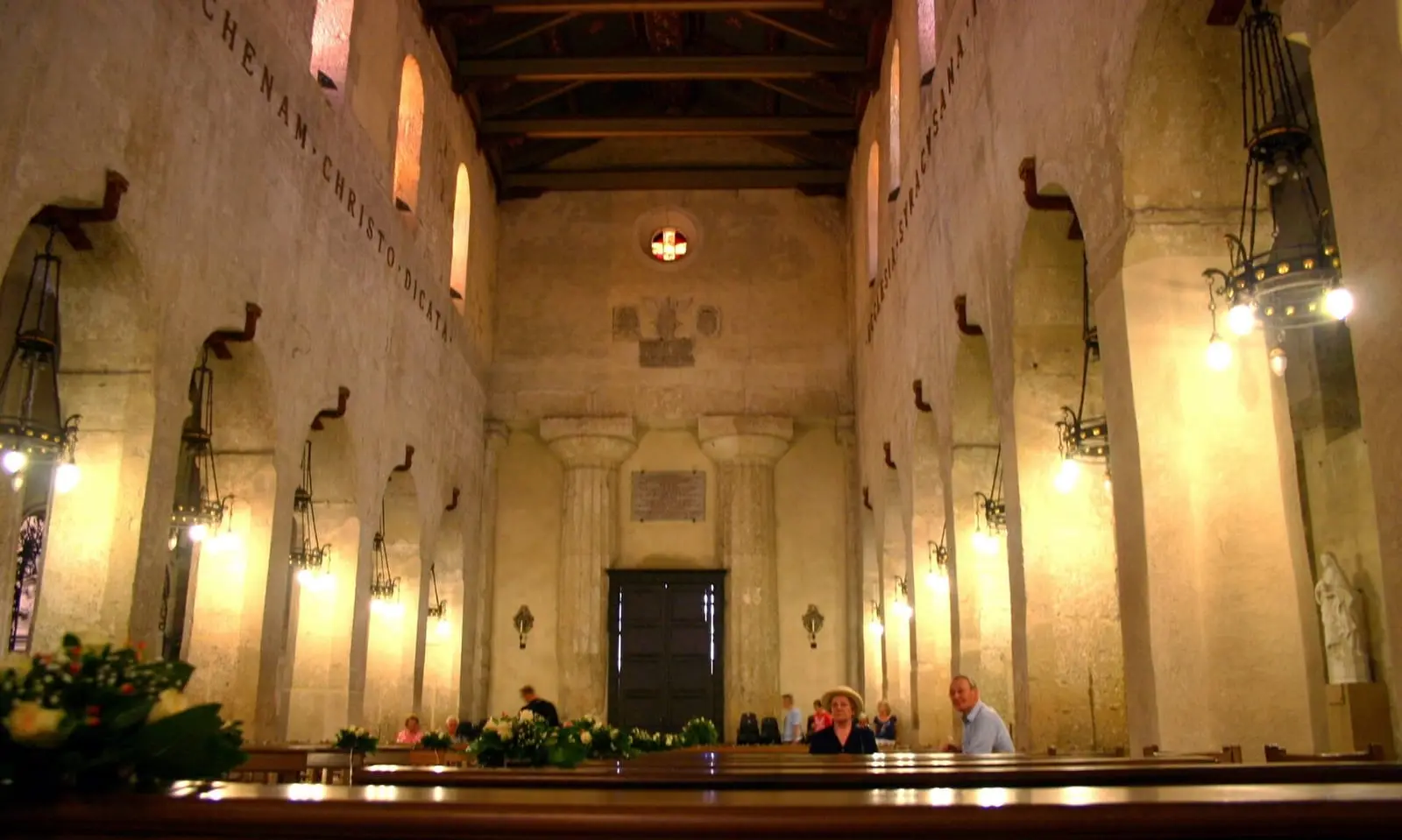 La navata centrale del Duomo di Siracusa, con il soffitto a capriate e le pitture murali