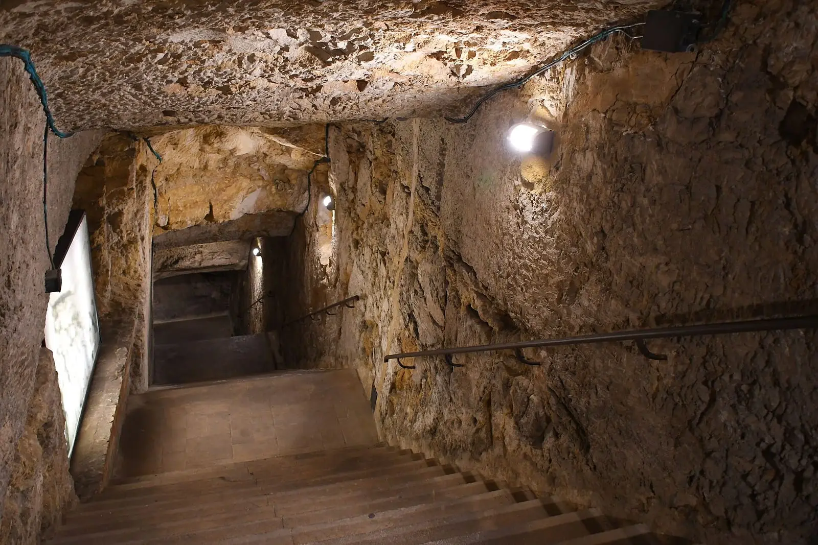 Una scala nel passaggio sotterraneo degli Ipogei sotto l’Arcivescovado, con le nicchie illuminate