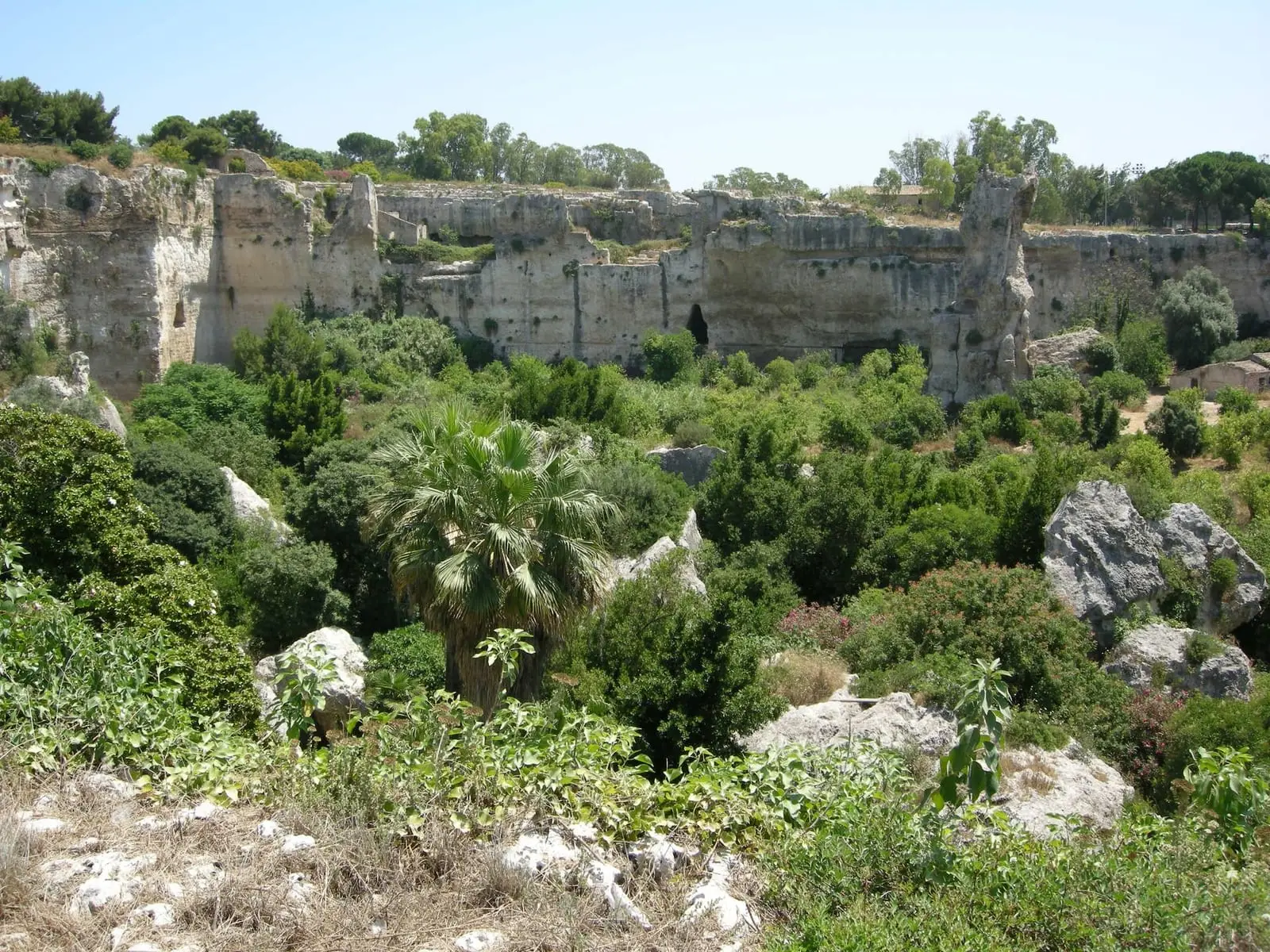 Le pareti di tufo delle Latomie del Paradiso, con i resti di un’antica costruzione sulla rupe