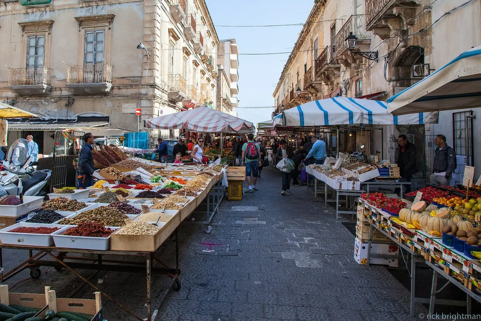 I banchi del mercato di Ortigia con le tende e i prodotti freschi