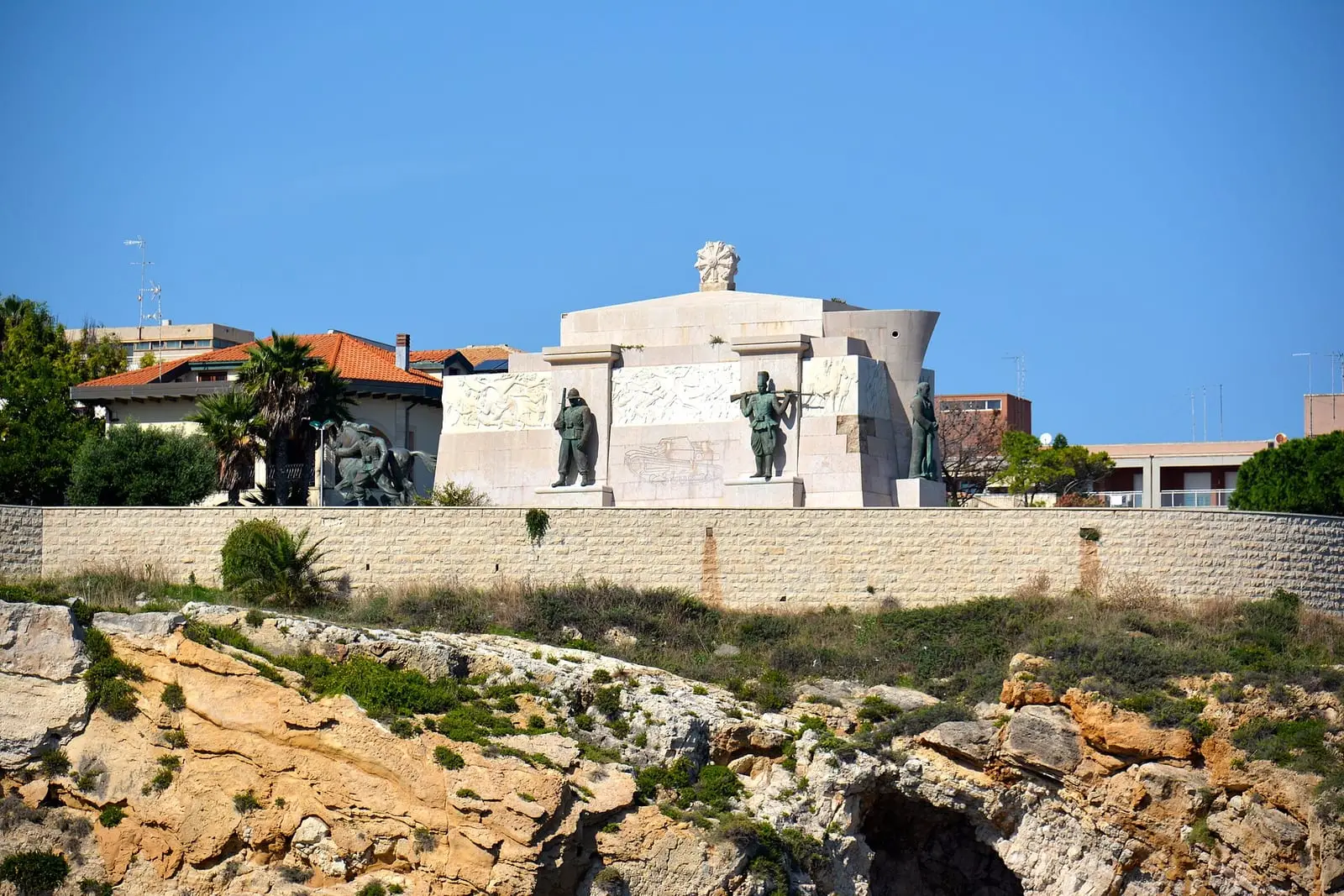 Il monumento ai Caduti d’Africa, con i gruppi bronzei e le rocce ai lati