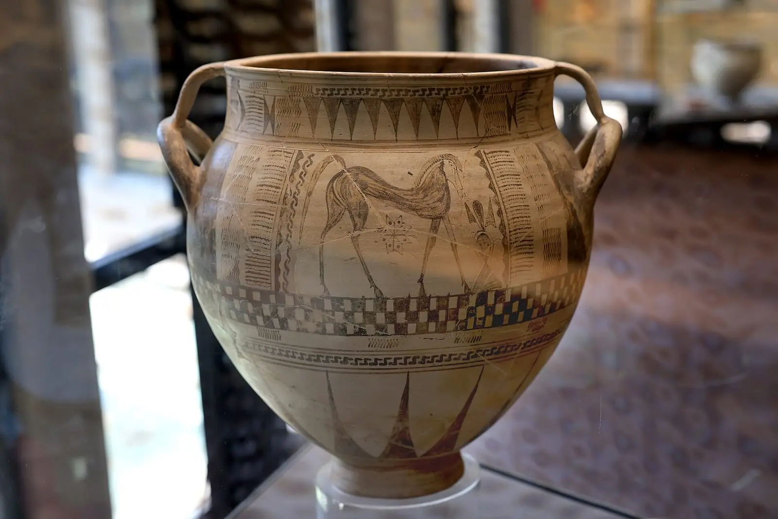 Un pithos funerario della Necropoli del Fusco, con la figura di un cavallo dipinta