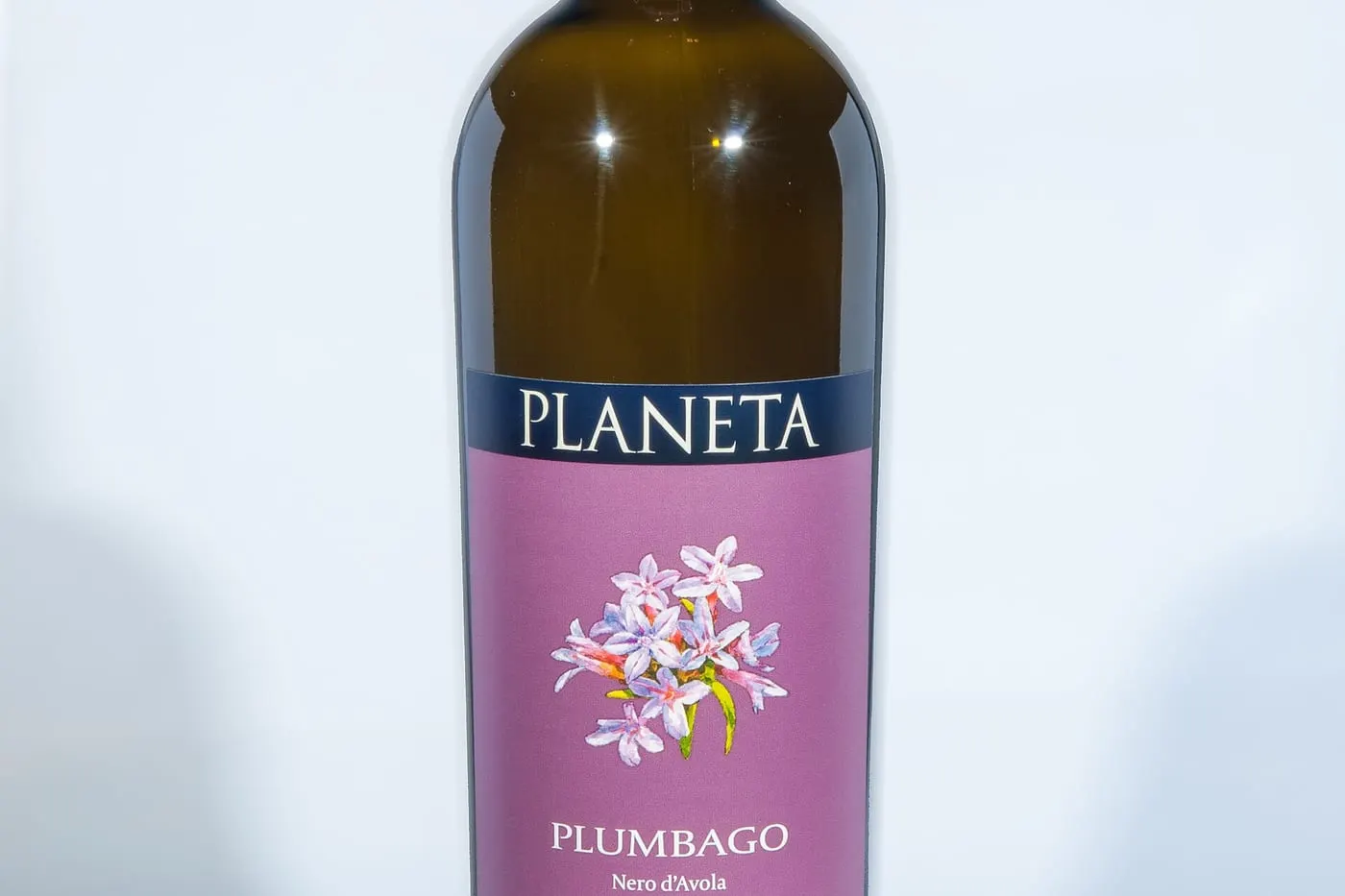 Bottiglia di Nero d’Avola con etichetta viola