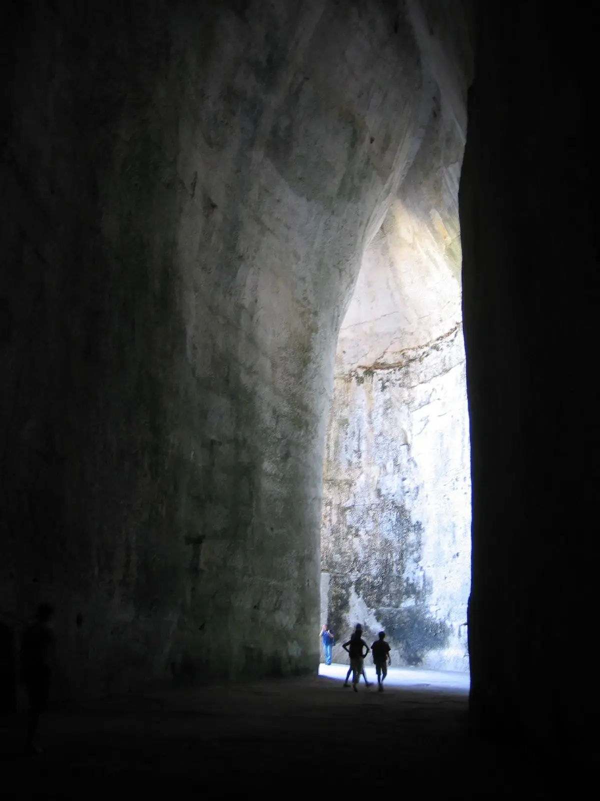 L’interno dell’Orecchio di Dionisio, la grotta alta 23 metri vista dal basso