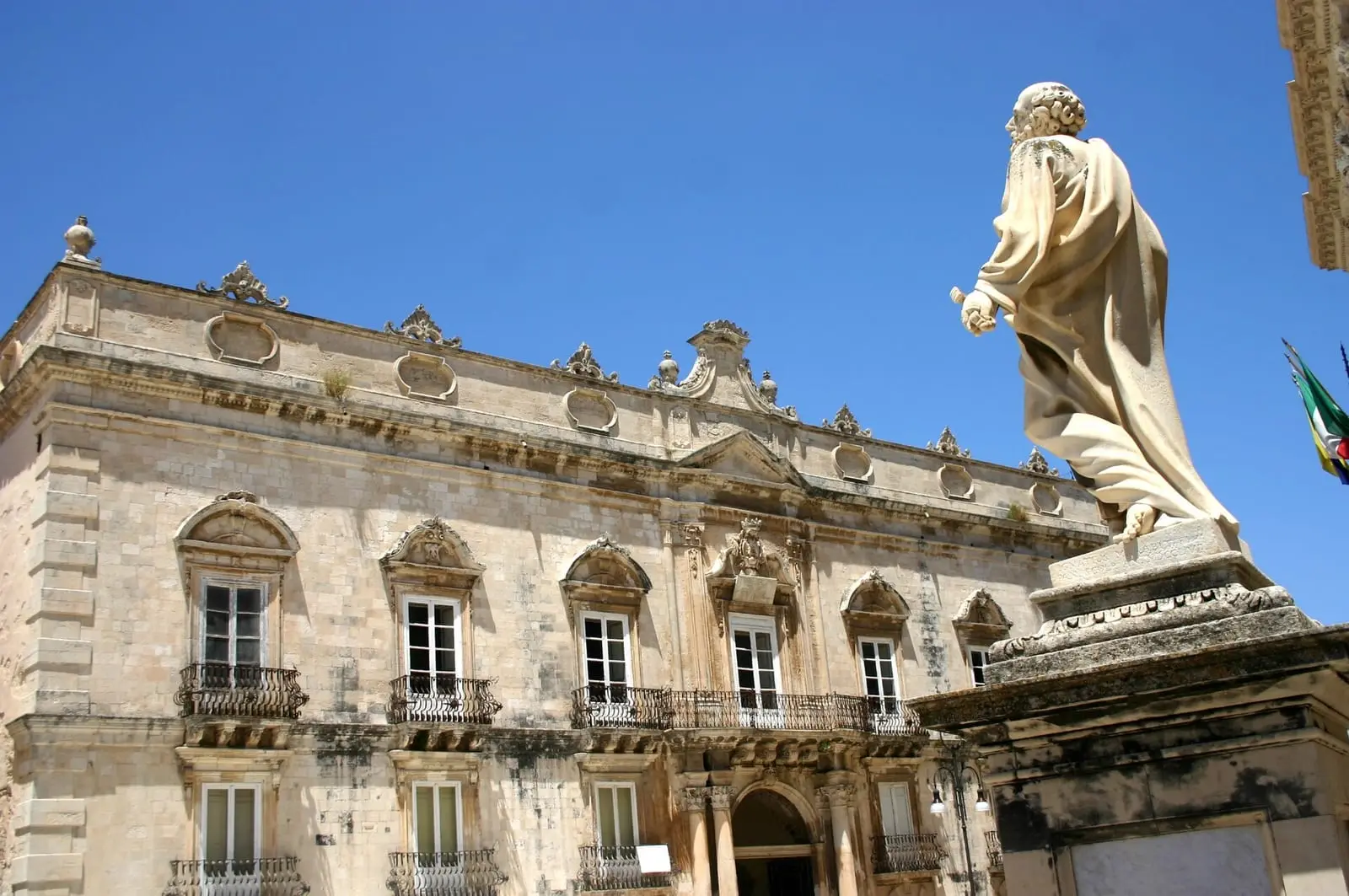 La facciata barocca di Palazzo Beneventano del Bosco, con i balconi in pietra