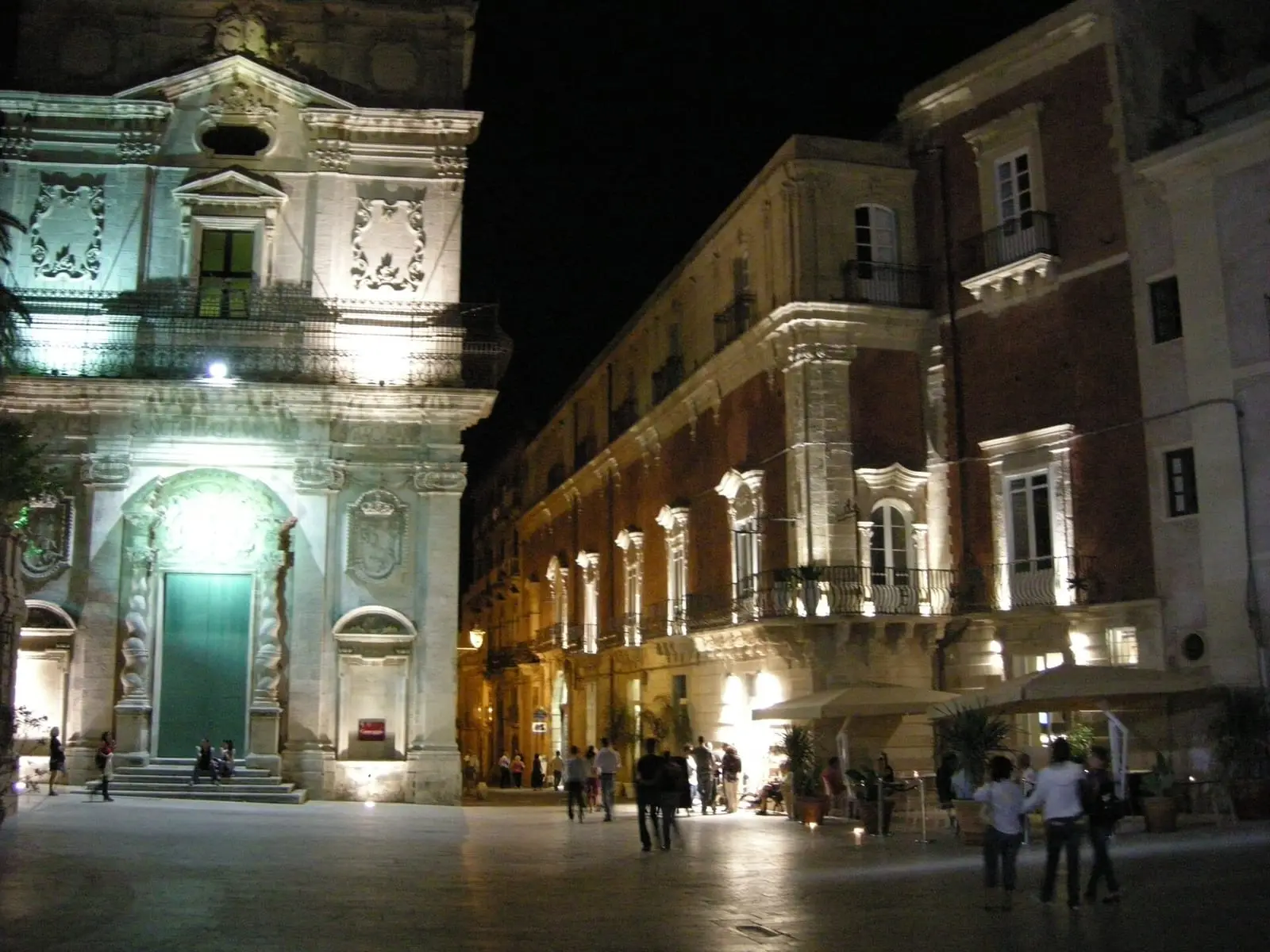 Palazzo Borgia del Casale illuminato di notte, con il portale e il balcone