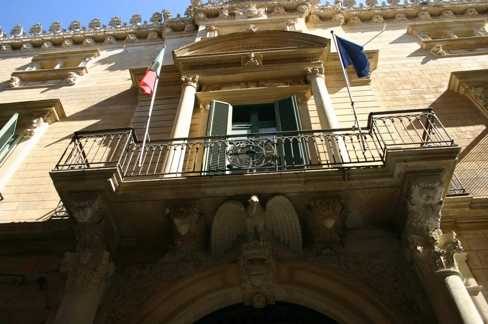Il balcone neoclassico di Palazzo Impellizzeri, con l’aquila scolpita sopra il portone