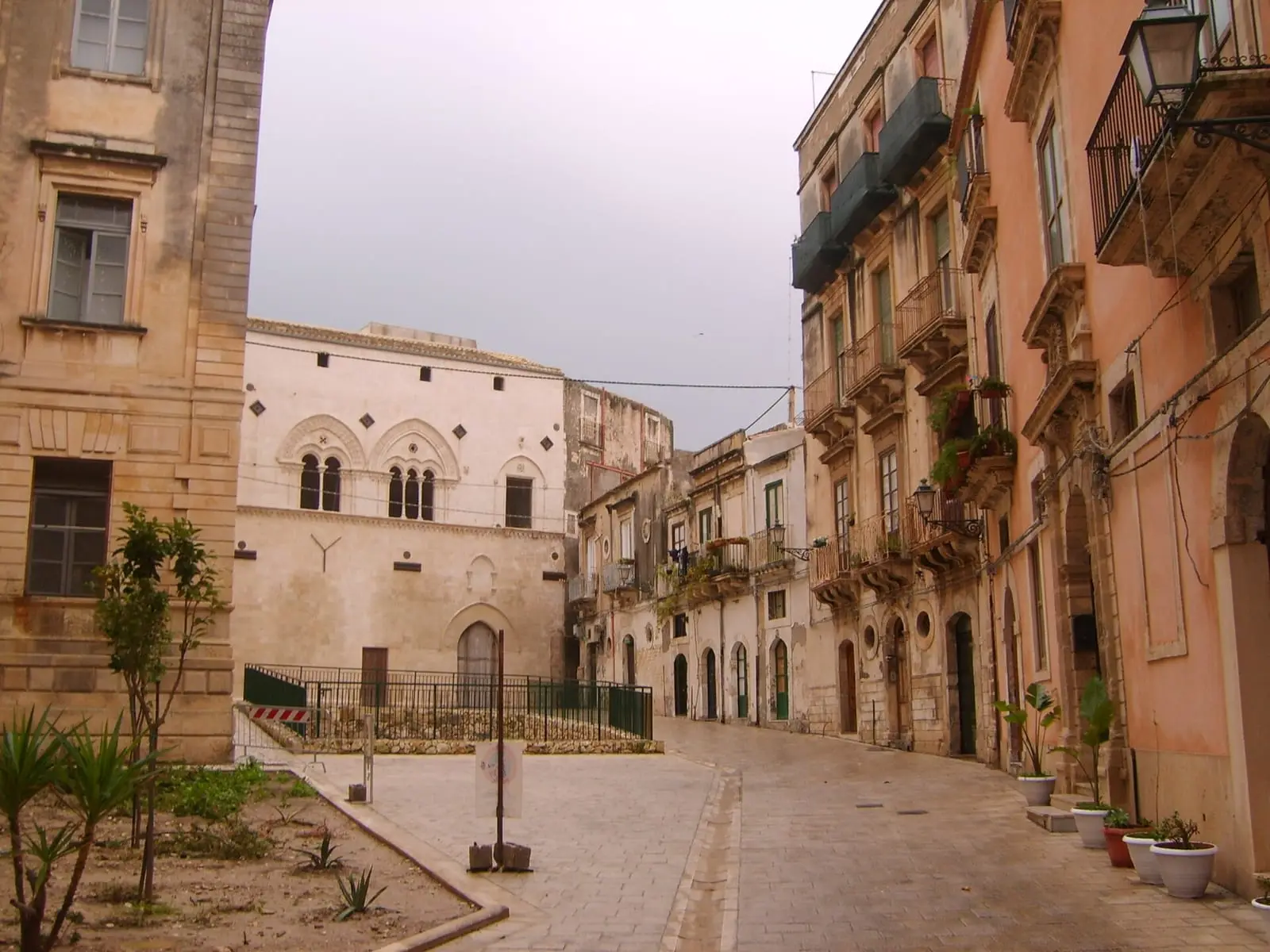La facciata di Palazzo Montalto sulla quieta piazza di Siracusa