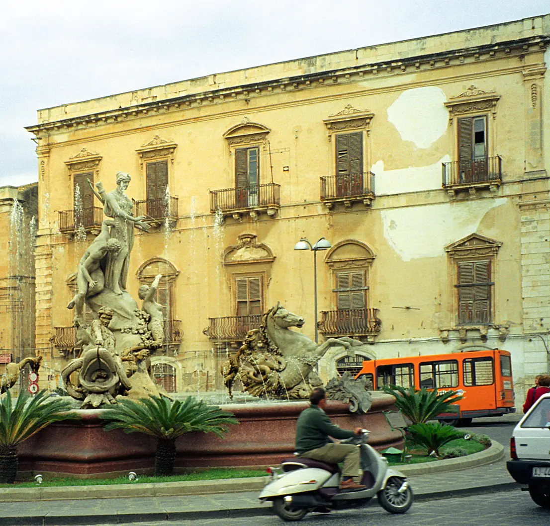 Palazzo Pupillo sulla piazza, con la Fontana di Diana in primo piano