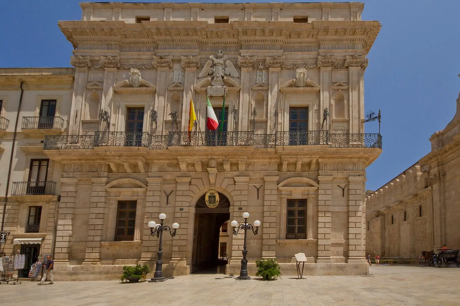 Palazzo Vermexio, il Municipio di Siracusa, con la bandiera italiana sul balcone