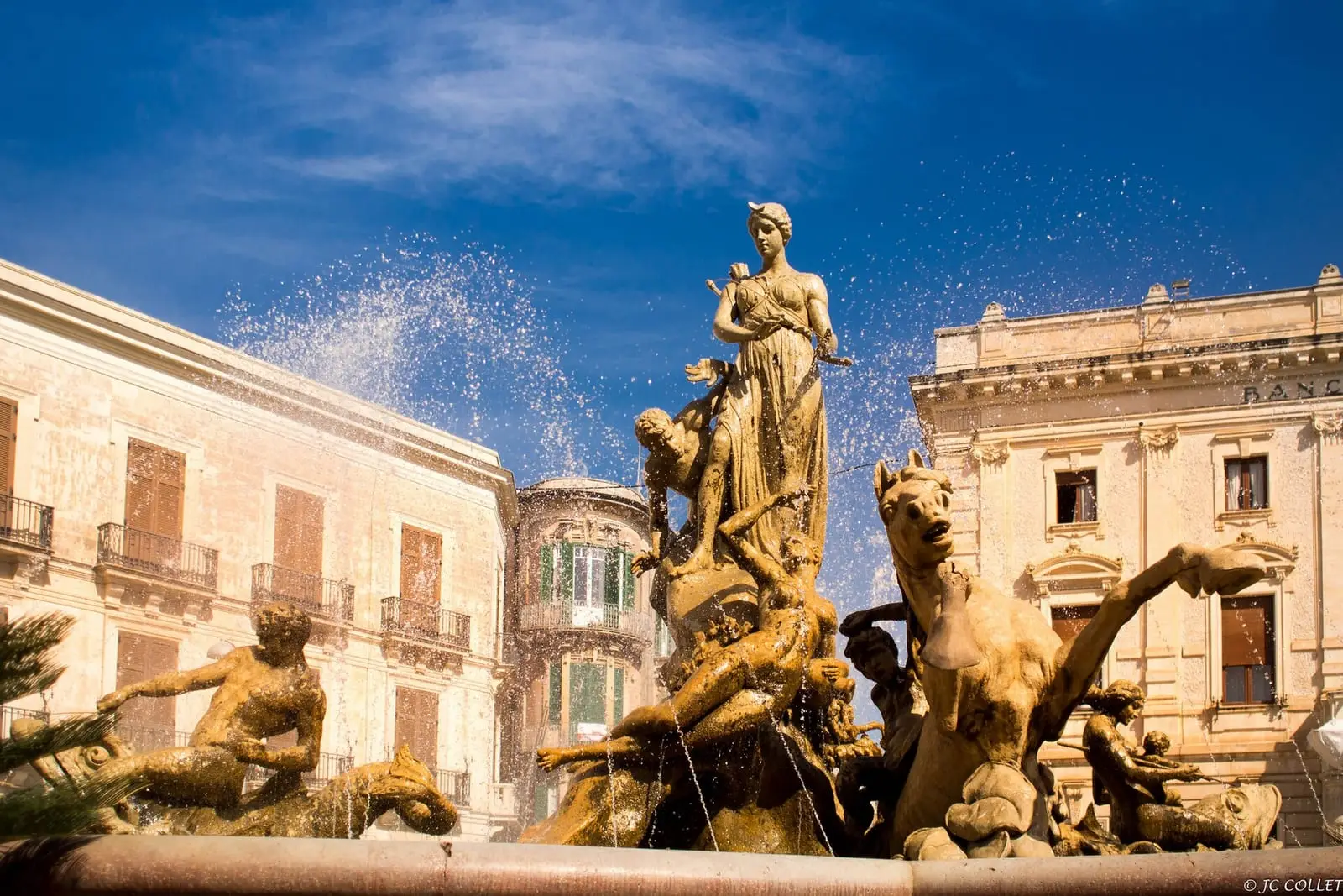 La Fontana di Diana in Piazza Archimede, con i cavalli marini e l’acqua che zampilla