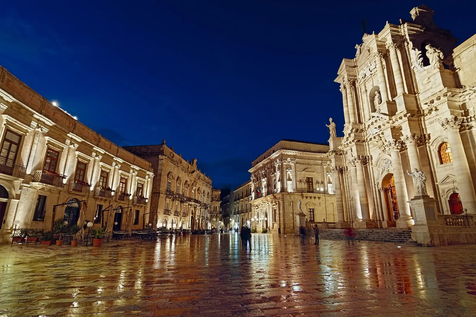 Piazza Duomo all’ora blu, con le facciate barocche illuminate