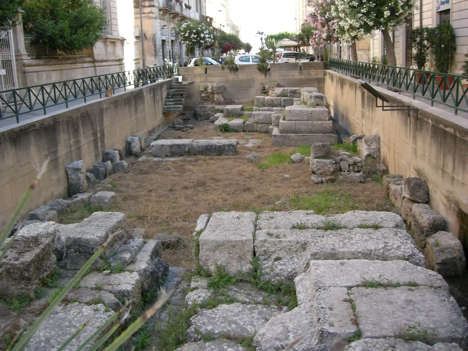 I gradini e le strutture in pietra degli scavi della Porta Urbica