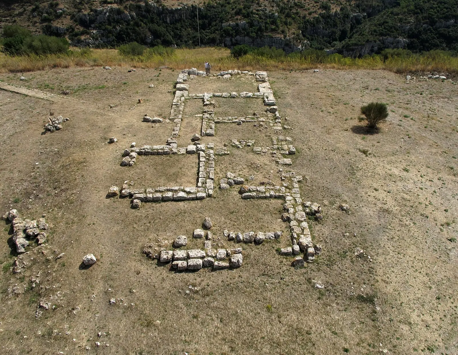 Veduta aerea dei resti dell’Anaktoron: l’impianto dell’edificio antico fra gli arbusti
