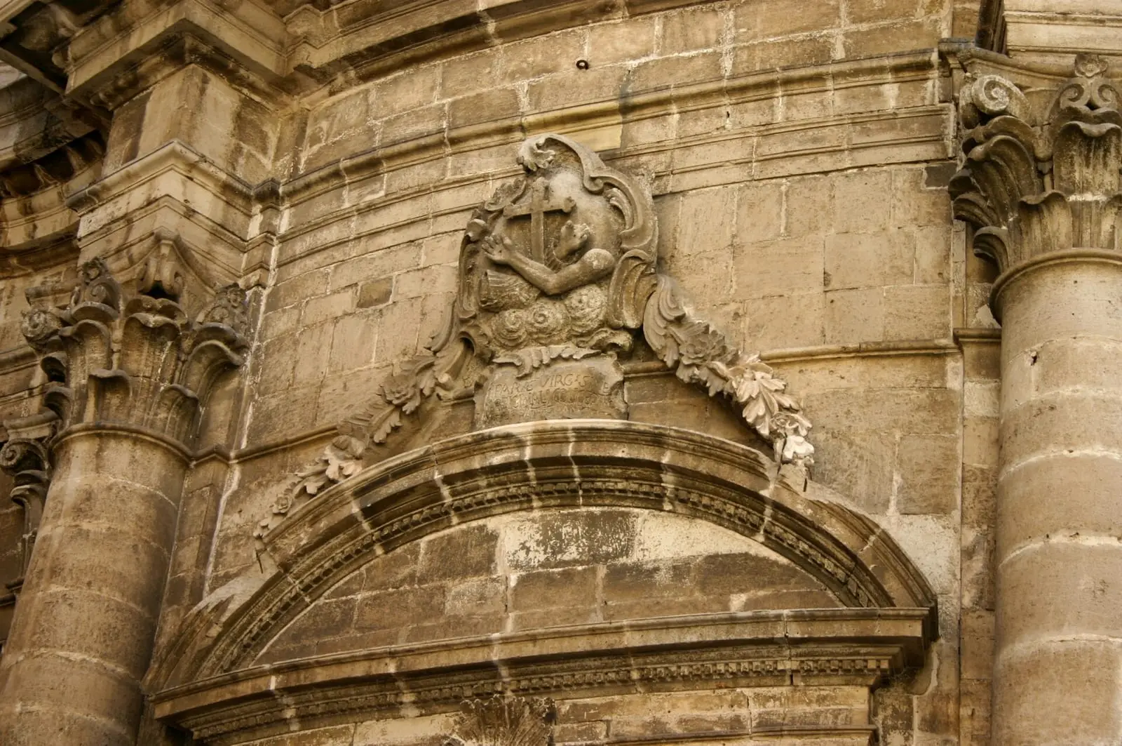 Il portale marmoreo di San Francesco all’Immacolata con lo stemma scolpito