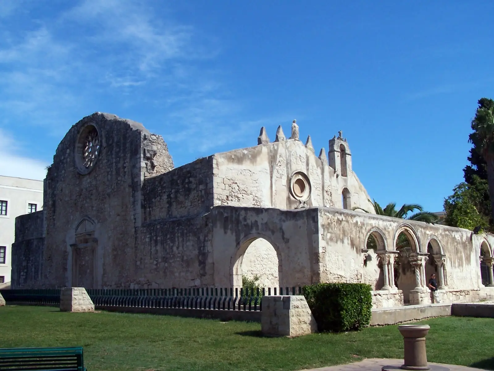 La chiesa di San Giovanni con il portico ad arcate e il campanile