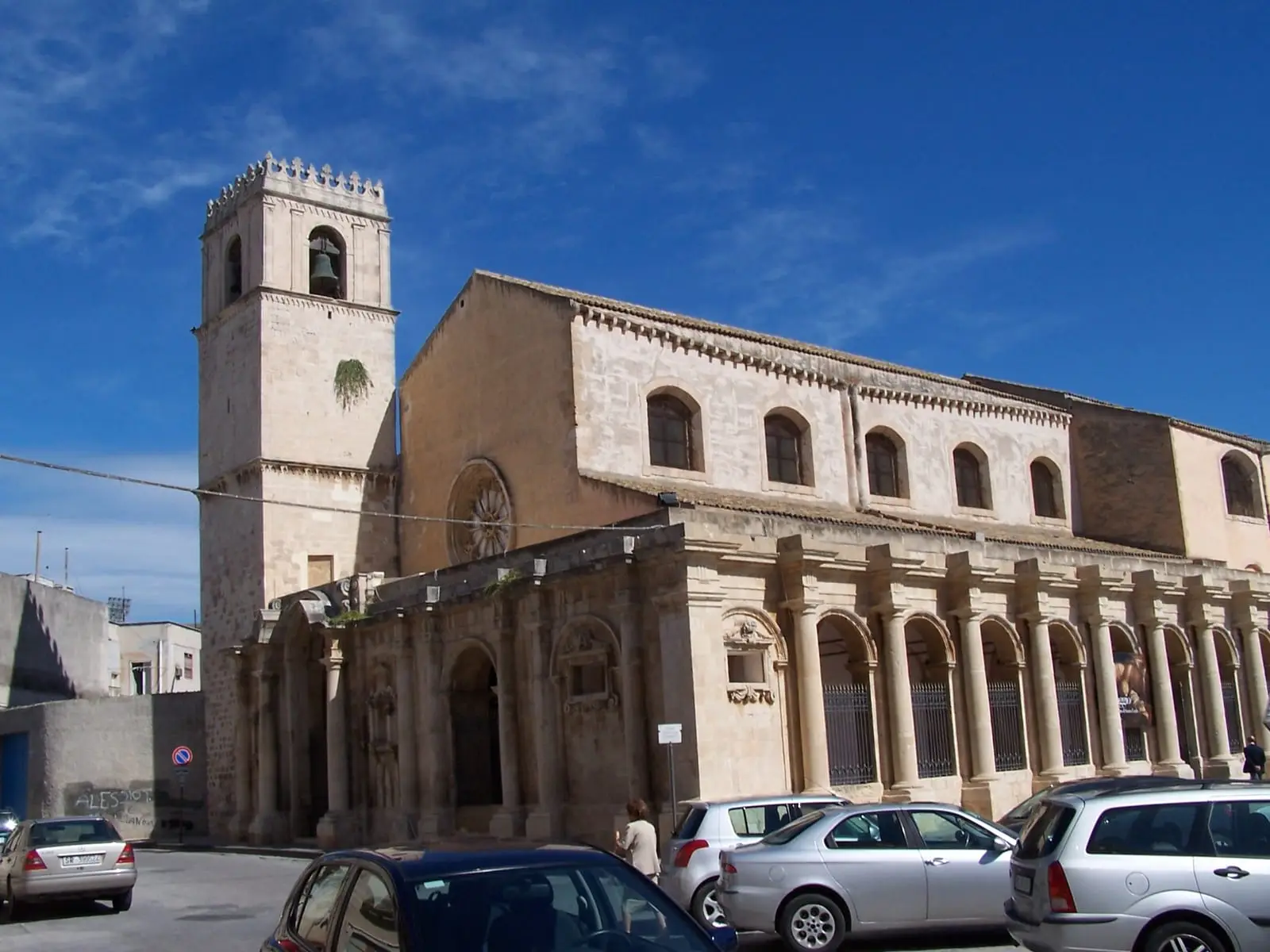 Santa Lucia al Sepolcro con la cupola ottagonale e il portico