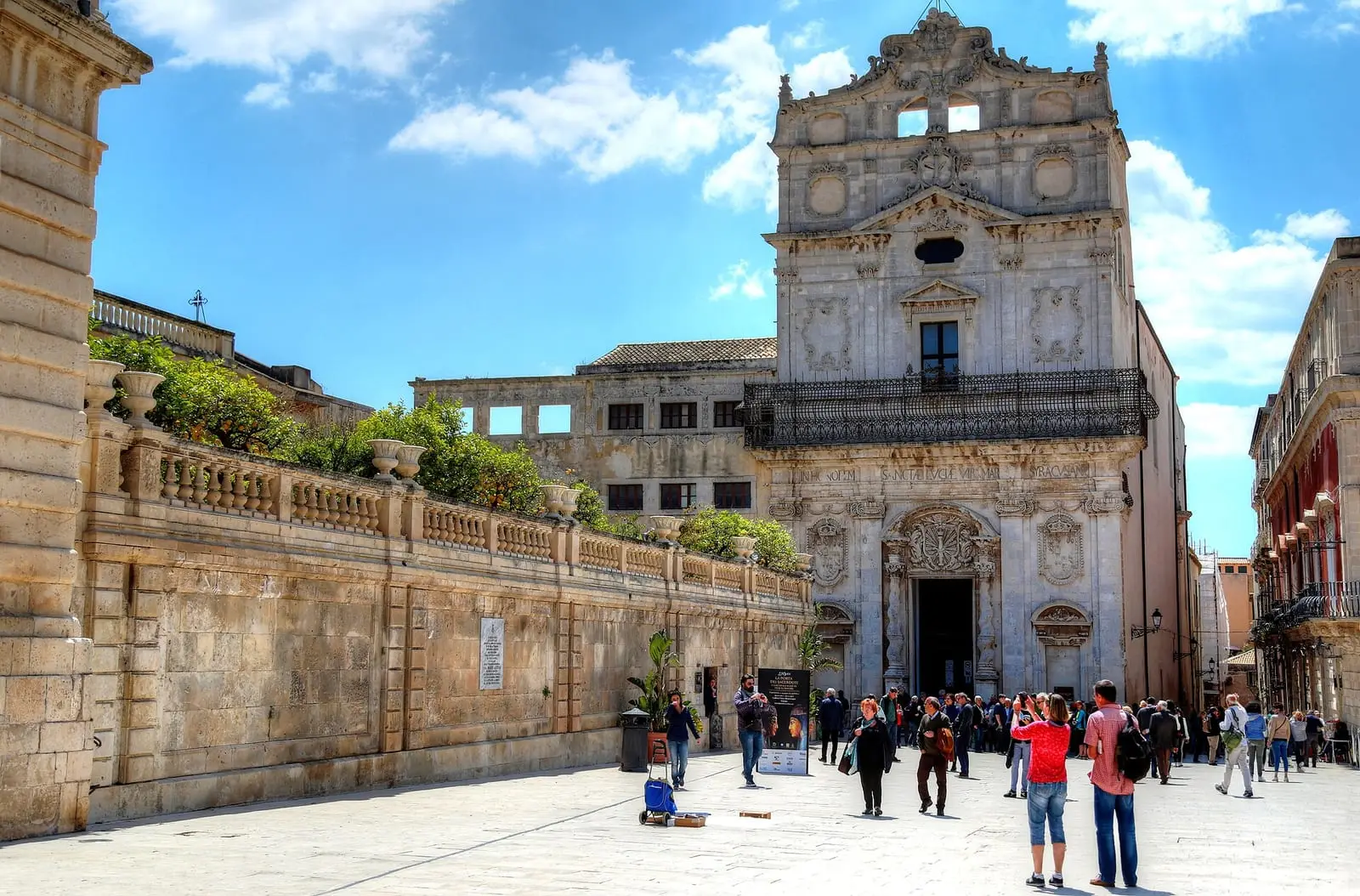 La facciata barocca di Santa Lucia alla Badia e la piazza antistante