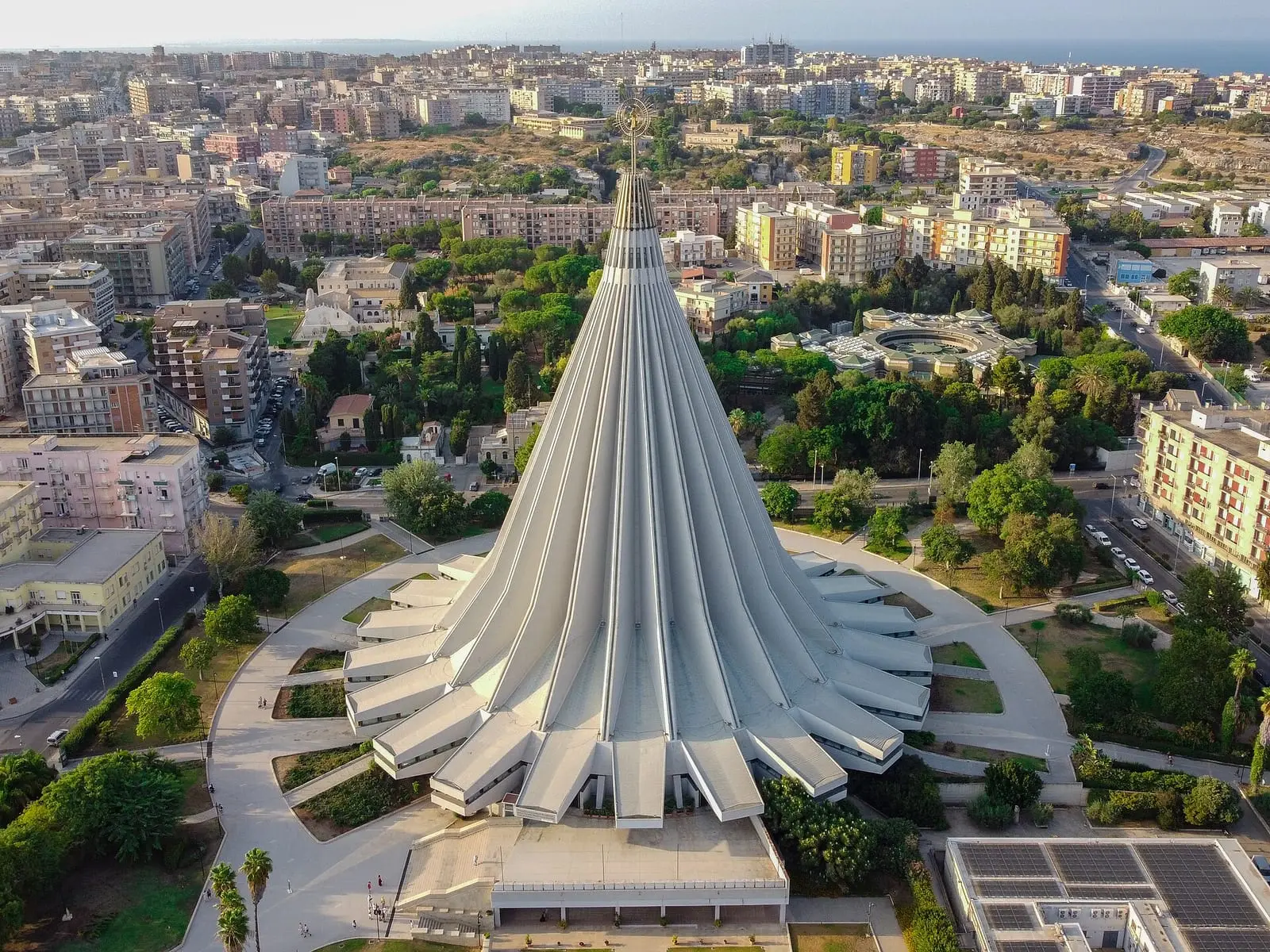 Il Santuario Madonna delle Lacrime visto dall’alto, con la cupola a ombrello e la città sullo sfondo