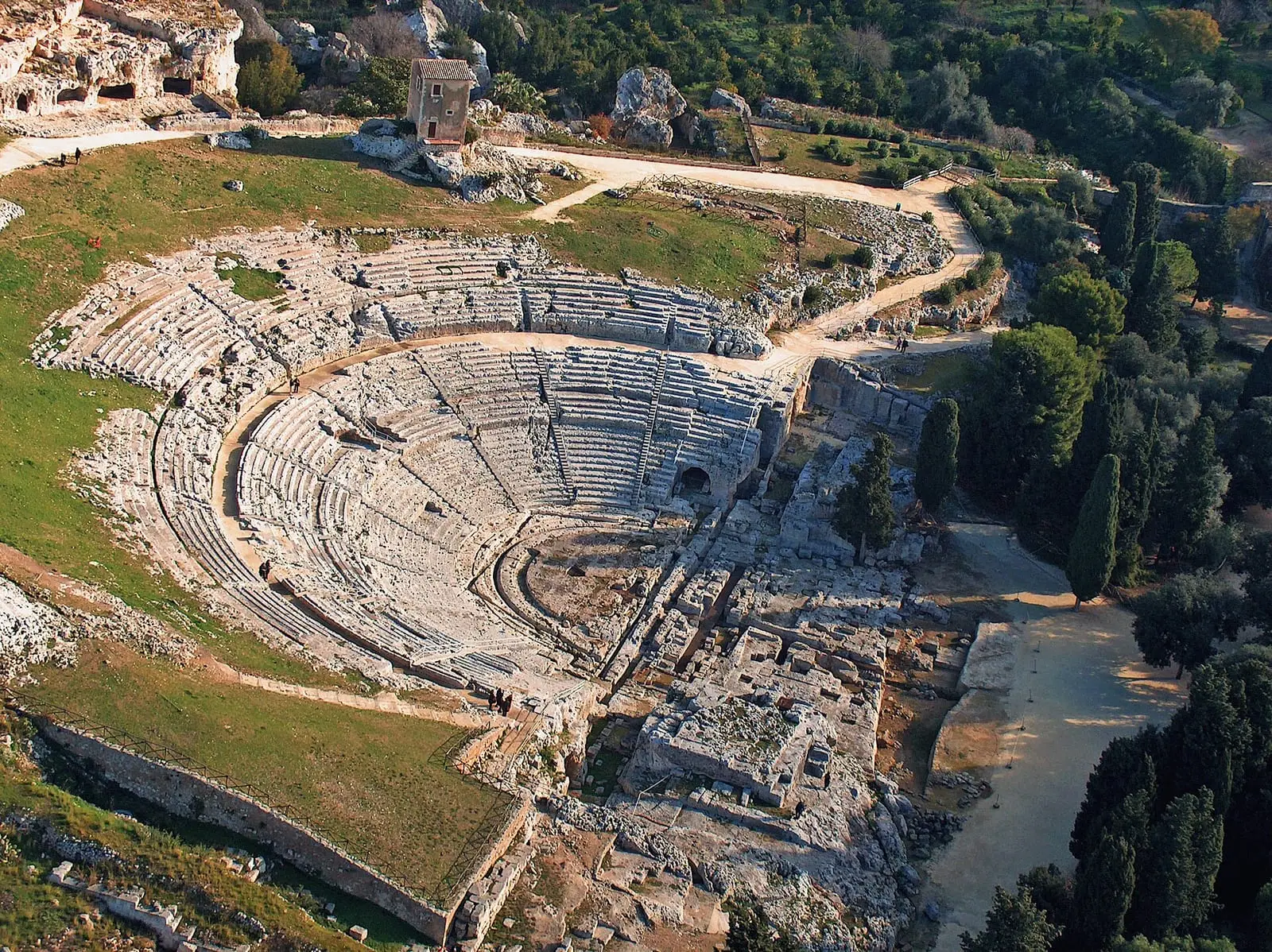 Il Teatro Greco di Siracusa visto dall’alto, con la cavea ricavata nella cava di tufo