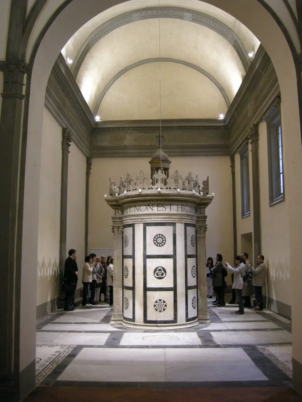 L’interno del Tempietto del Sepolcro, con il ciborio marmoreo al centro