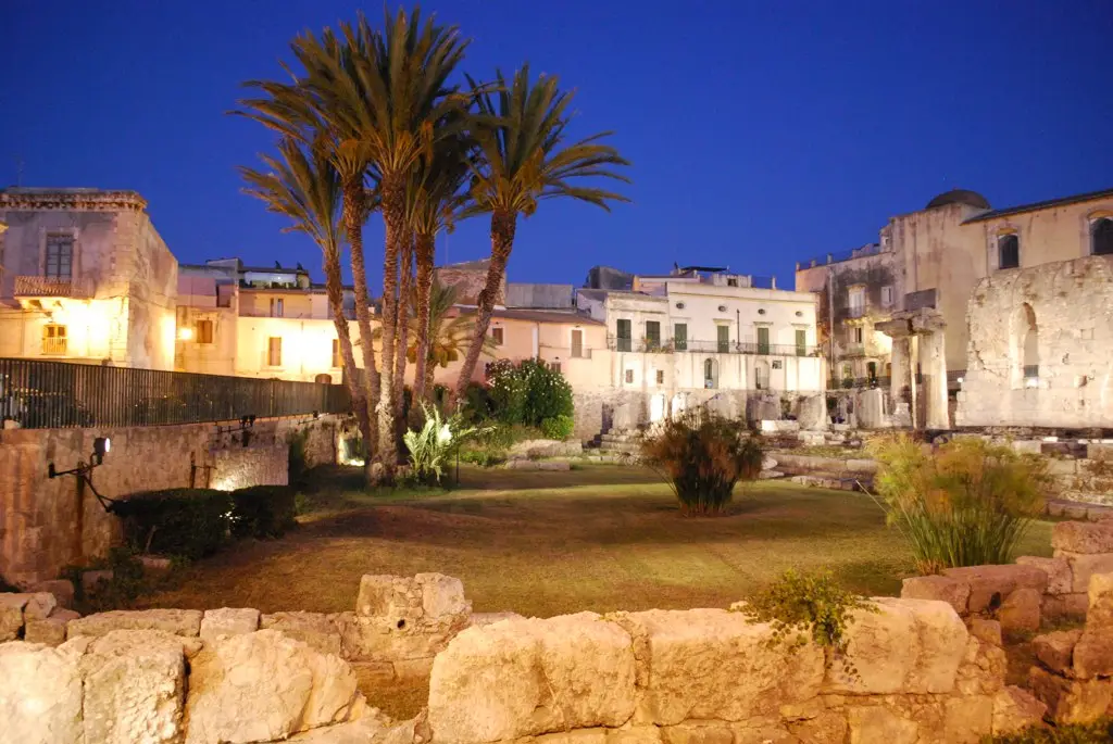 L’area del Tempio di Apollo al tramonto, con le palme e i resti delle colonne