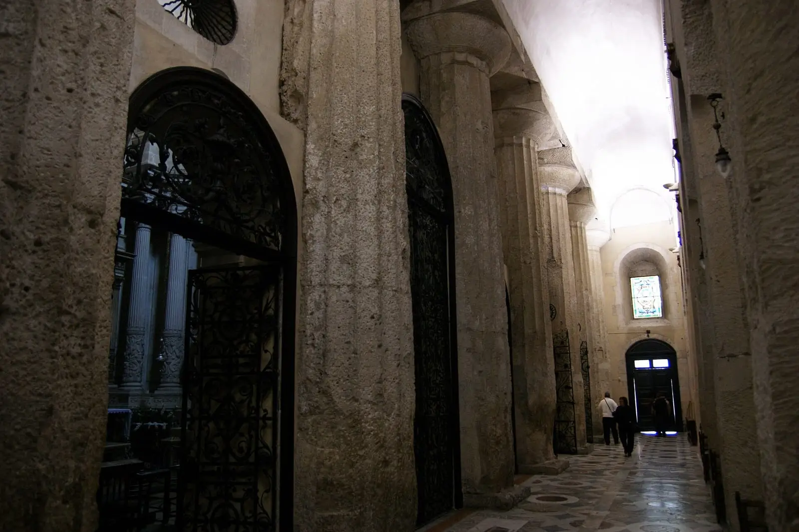 L’arco interno del Duomo di Siracusa, con l’altare e la pala dipinta
