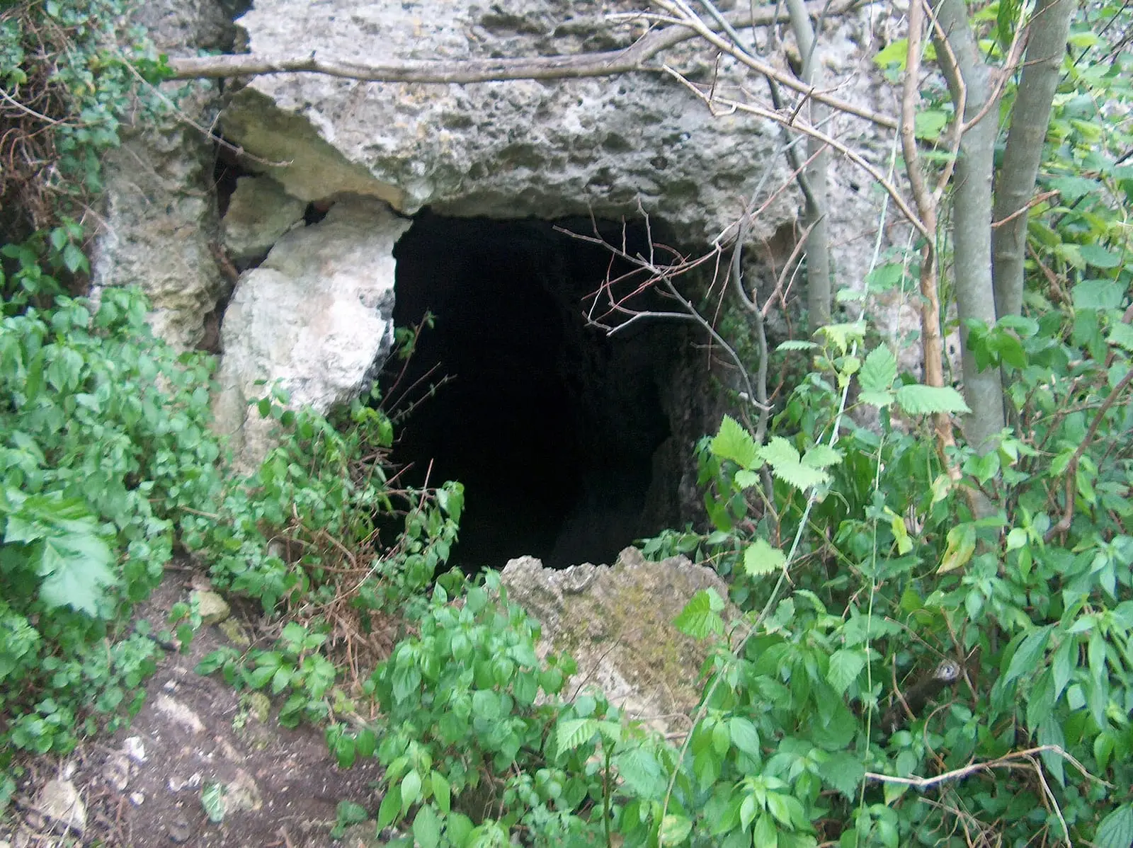 Il corridoio di tombe rupestri della necropoli di Pantalica, con i cancelli di ferro