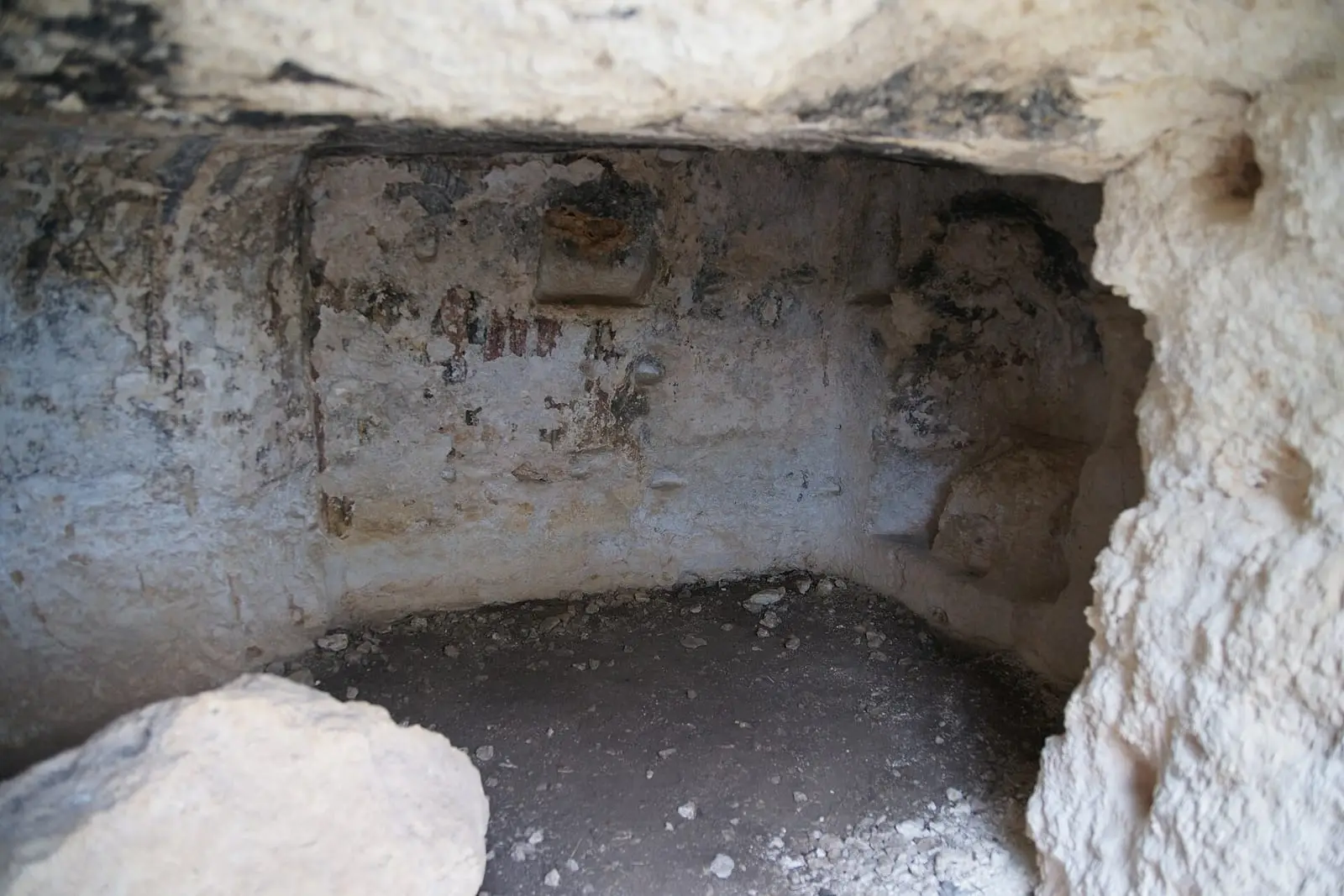 Una tomba a forno scavata nella roccia, con l’apertura nel fianco della parete
