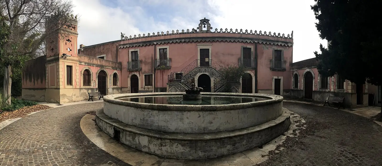 Villa Landolina con la vasca in pietra davanti all’ingresso